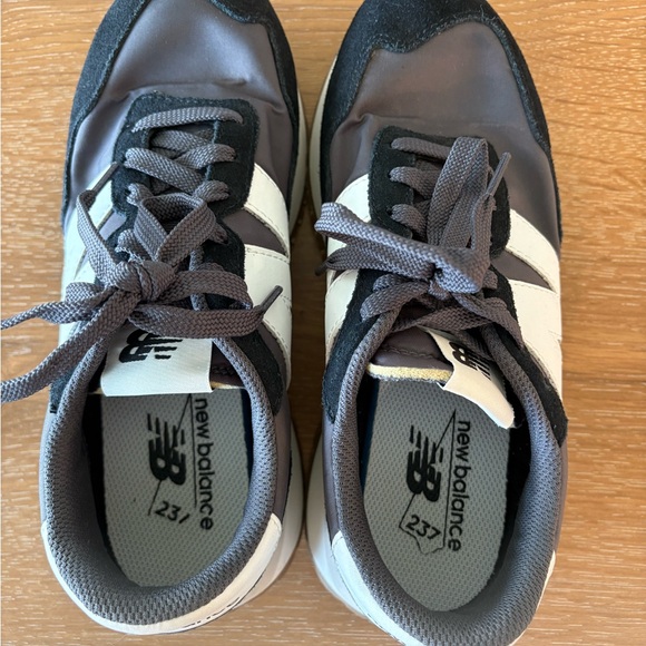 New Balance Black and White Retro 237 - Picture 4 of 5